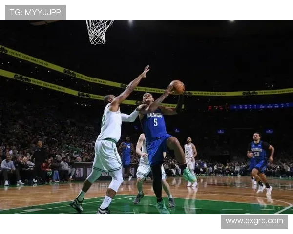 塔图姆神勇追防封盖波尔津吉斯精彩空中接力展现默契配合 塔图姆神勇追防封盖波尔津吉斯精彩空中接力展现默契配合