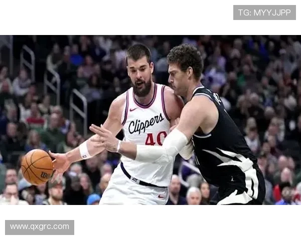 快船训练营首日祖巴茨与洛佩斯亲密互动击掌致意瞬间引发关注 快船训练营首日祖巴茨与洛佩斯亲密互动击掌致意瞬间引发关注